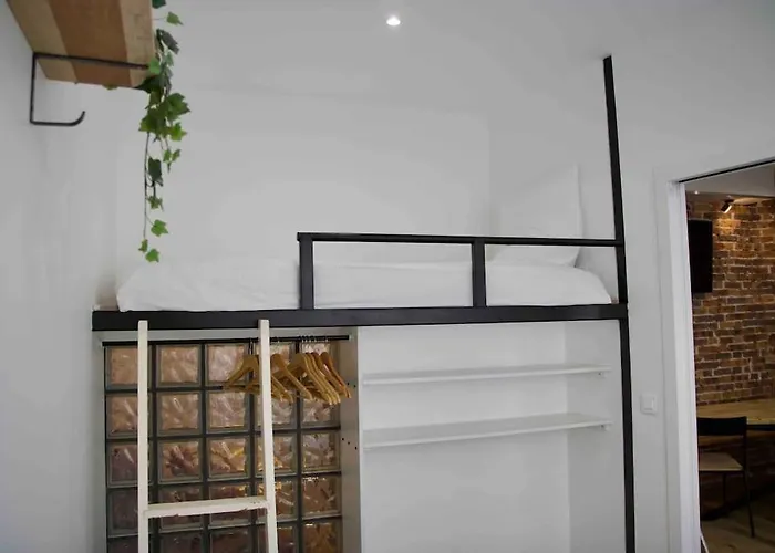 Another Brick In The Wall Apartment In Paris Sleeps 9