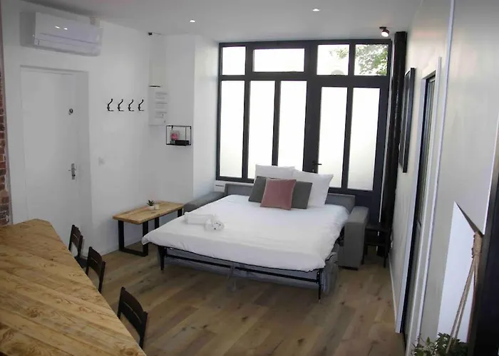 Another Brick In The Wall Apartment In Paris Sleeps 9